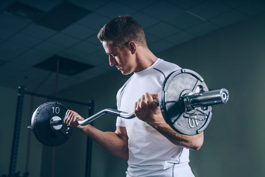 Un coach sportif à domicile aide son client à améliorer sa condition physique et son bien-être en lui proposant des exercices adaptés à son niveau et à ses objectifs, dans le confort de son propre domicile