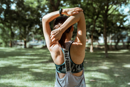 Un client s'entraîne avec son coach sportif à domicile, qui adapte les exercices en fonction des besoins de l'individu et en utilisant l'espace disponible pour des séances d'entraînement efficaces