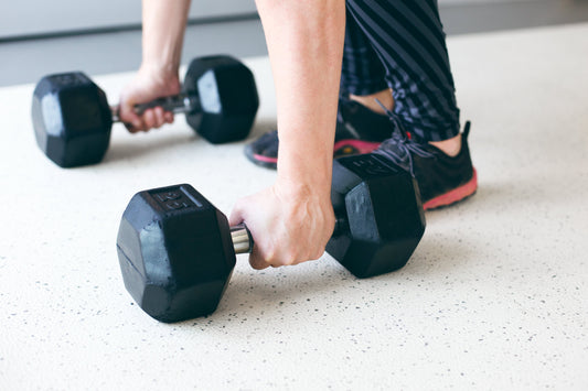 Un coach sportif personnel à Caluire-et-Cuire aide un client à se remettre en forme et à améliorer sa santé, en lui proposant des exercices adaptés à ses besoins individuels et en l'aidant à adopter un mode de vie sain et actif