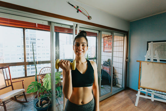Un coach sportif personnel travaille avec un client à domicile, en utilisant les avantages fiscaux liés aux services à la personne pour offrir un programme d'entraînement abordable et efficace