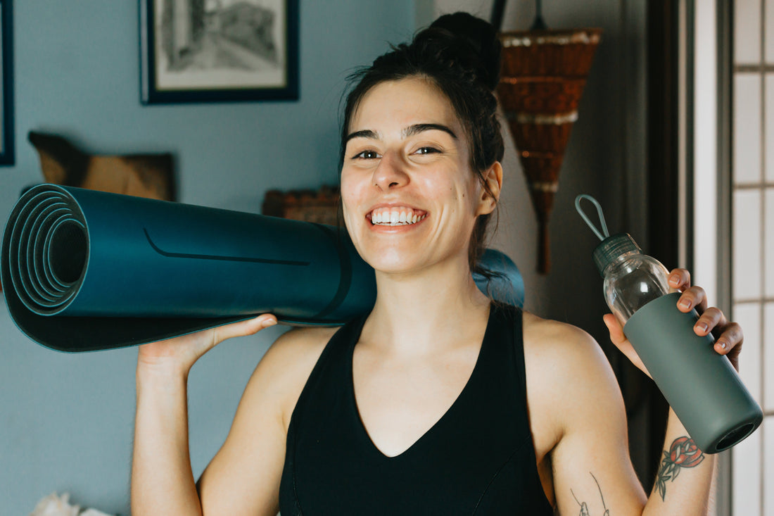 Un client s'entraîne avec son coach sportif personnel, qui le pousse à se dépasser en lui offrant un soutien moral et en le motivant tout au long de la séance