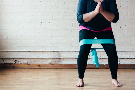 Un coach sportif personnel conduit une séance de yoga avec son client dans la tranquillité de son propre salon, en lui prodiguant des conseils personnalisés et en l'aidant à se détendre